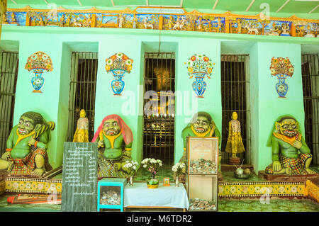 , Monywa Myanmar - le 19 novembre 2014. Gardiennage à l'image de Bouddha ogres Po Win Taung Caves Banque D'Images