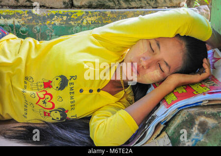 , Monywa Myanmar - le 19 novembre 2014. Fille birmans dormir à Po Win Taung Caves Banque D'Images