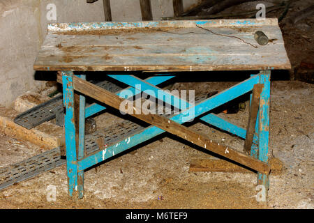 Maison ancienne en bois petit self-made woods dans une usine abandonnée et détruite au milieu du chaos. La destruction et le vandalisme. L'Ukraine. Banque D'Images