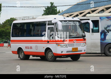 CHIANG MAI, THAÏLANDE - 19 juin 2009 : société Prempracha Mini bus can. Route Pai et Chiangmai. Photo à la gare routière de Chiangmai, Thaïlande. Banque D'Images