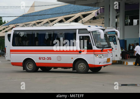 CHIANG MAI, THAÏLANDE - 19 juin 2009 : société Prempracha Mini bus can. Route Pai et Chiangmai. Photo à la gare routière de Chiangmai, Thaïlande. Banque D'Images