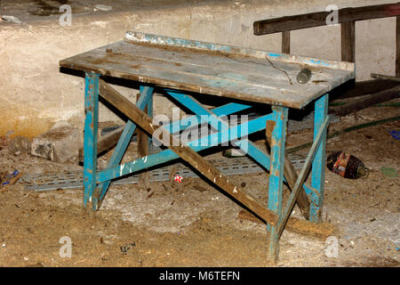 Maison ancienne en bois petit self-made woods dans une usine abandonnée et détruite au milieu du chaos. La destruction et le vandalisme. L'Ukraine. Banque D'Images