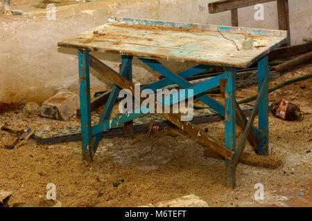 Maison ancienne en bois petit self-made woods dans une usine abandonnée et détruite au milieu du chaos. La destruction et le vandalisme. L'Ukraine. Banque D'Images