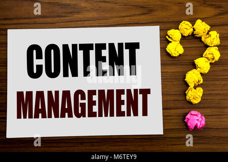 Texte écrit à la main l'inspiration légende montrant la gestion du contenu. Concept d'affaires pour la CMS en ligne Website écrit le livre blanc sur le background en bois Banque D'Images