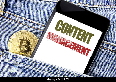 Par contre l'écriture de texte conceptuel inspiration légende montrant la gestion du contenu. Concept d'affaires pour la CMS en ligne Website Written téléphone téléphone mobile, cellp Banque D'Images