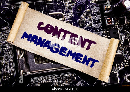 Texte écrit à la main l'inspiration légende montrant la gestion du contenu. Concept d'affaires pour la CMS en ligne Website écrit sur collant, conseil principal de l'ordinateur backg Banque D'Images