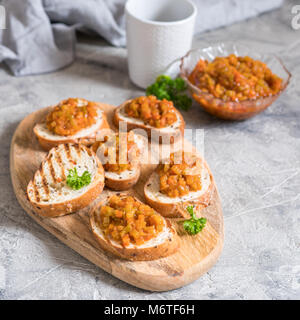 Bruschetta de pain grillé avec légumes caviar, faits de courges, potiron, tomate, carotte Banque D'Images