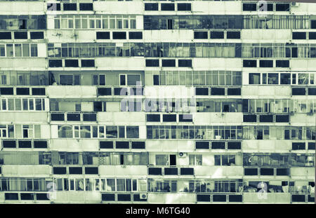 L'ère communiste en Roumanie bloc appartement. Résumé image de télévision construit dans l'ère du communisme. Bloc d'appartements de l'Europe de l'Est. Banque D'Images