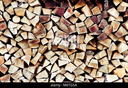 Pile de bois de chauffage. D'une ressource renouvelable de l'énergie. Concept de l'environnement.Close-up d'une pile de bois de chauffage. Tas de bois empilé dans les régions rurales de jardin. Banque D'Images