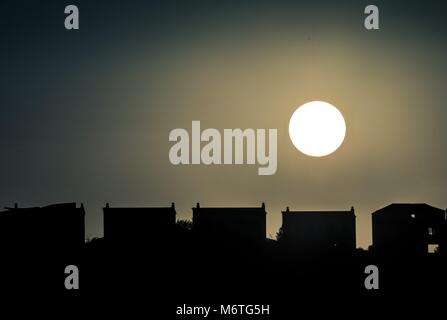 Beau coucher du soleil à Istanbul, Turquie. Vue en contre-jour. Coucher de soleil sur les bâtiments. Banque D'Images