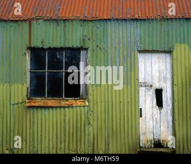 Un abri en métal peint patiné dans le comté de Mayo, Irlande. Banque D'Images