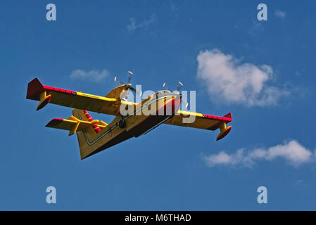 415, Bombardier Avions amphibies canadien en vol Banque D'Images