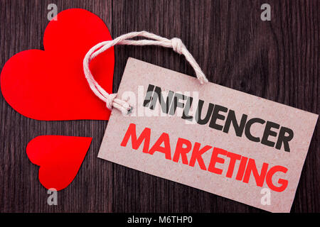 Texte d'annonce d'écriture montrant Influancer Marketing. Concept d'entreprise sur les médias sociaux en ligne Stratégie d'influence sur l'étiquette de prix écrites avec Red Banque D'Images