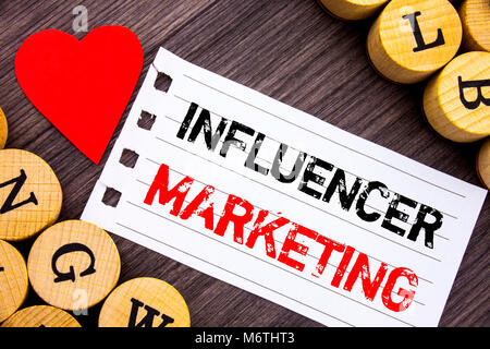 Texte de l'écriture manuscrite montrant Influancer Marketing. Photo conceptuelle en ligne stratégie médias sociaux Influence écrite normale note papier post-it le sol en bois Banque D'Images