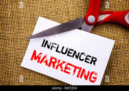 Texte de l'écriture manuscrite montrant Influancer Marketing. Photo conceptuelle en ligne stratégie médias sociaux Influence écrit note adhésive papier Découpage ciseaux par t Banque D'Images