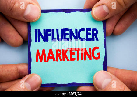 Texte d'annonce d'écriture montrant Influancer Marketing. Photo d'entreprise présentant les médias sociaux Stratégie d'Influence en ligne Papier Sticky Note écrite Banque D'Images