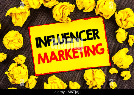 Texte d'annonce de l'écriture Marketing Influancer. Photo conceptuelle en ligne stratégie médias sociaux Influence jaune Remarque Stikcy écrit papier plié t Banque D'Images