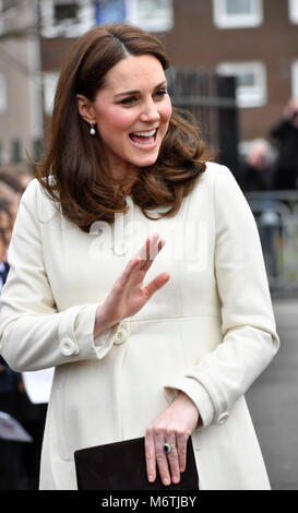 La duchesse de Cambridge arrive pour une visite à l'école primaire de Pegasus Oxford pour en savoir plus sur les travaux de l'organisme de bienfaisance des liens familiaux. Banque D'Images