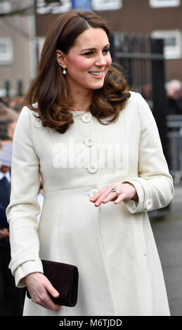 La duchesse de Cambridge arrive pour une visite à l'école primaire de Pegasus Oxford pour en savoir plus sur les travaux de l'organisme de bienfaisance des liens familiaux. Banque D'Images