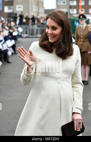 La duchesse de Cambridge arrive pour une visite à l'école primaire de Pegasus Oxford pour en savoir plus sur les travaux de l'organisme de bienfaisance des liens familiaux. Banque D'Images