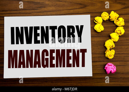 Texte écrit à la main l'inspiration légende montrant la gestion des stocks. Concept d'affaires pour l'approvisionnement écrit le livre blanc sur le fond de bois Banque D'Images