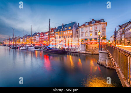 Copenhague, Danemark skyline sur le canal de Nyhavn, au crépuscule. Banque D'Images