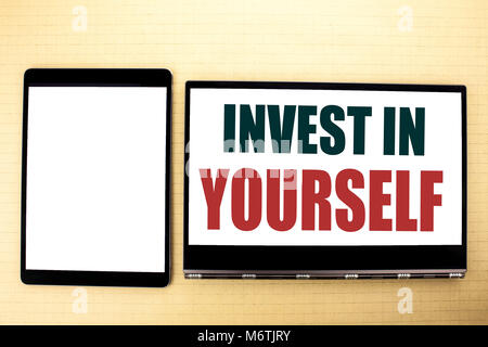 Par contre l'écriture de texte conceptuel inspiration légende montrant investir dans vous-même. Concept d'affaires pour l'auto-motivation Banque D'Images