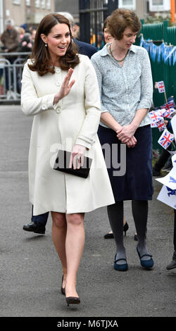 La duchesse de Cambridge vagues aux enfants de l'école lors de son arrivée pour une visite à l'école primaire de Pegasus Oxford pour en savoir plus sur les travaux de l'organisme de bienfaisance des liens familiaux. Banque D'Images