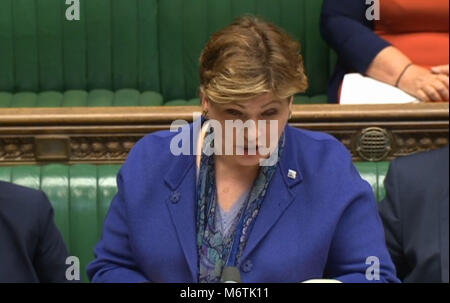 Le secrétaire aux affaires étrangères de l'ombre Emily Thornberry parler après secrétaire des Affaires étrangères, Boris Johnson, a répondu à une question urgente à la Chambre des communes, Londres, après que l'ancien agent double russe Sergueï Skripal et une femme dans la trentaine ont été trouvé affaissé sur un banc près d'une aire de jeux, à proximité du centre commercial Maltings à Salisbury le dimanche. Banque D'Images