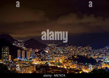 Vue de nuit sur le sommet de la quartier de Botafogo à Rio de Janeiro avec les lumières de la ville, les collines et les taudis allumé à une nuit d'été Banque D'Images
