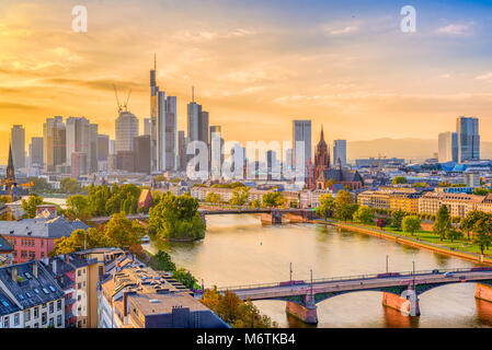 Francfort, Allemagne skyline sur le cours principal de la rivière. Banque D'Images