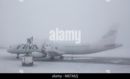 Un jet de Finnair sont les ailes de dégivrage à l'aéroport d'Ivalo , Inari, Finlande Banque D'Images