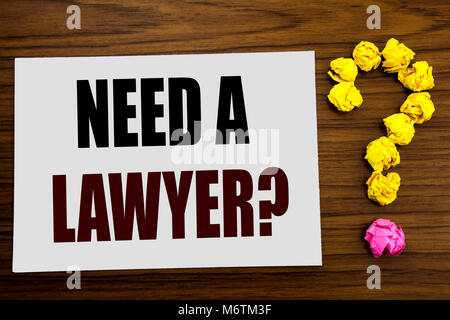 Texte écrit à la main l'inspiration légende montrant Besoin d'un avocat. Concept d'affaires pour aider la justice Plaidoyer écrit le livre blanc sur le sol en bois backgroun Banque D'Images
