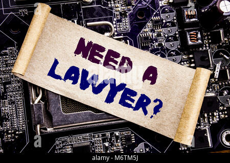 Texte écrit à la main l'inspiration légende montrant Besoin d'un avocat. Concept d'affaires pour aider la justice plaidoyer écrit sur collant, conseil principal de l'ordinateur background Banque D'Images