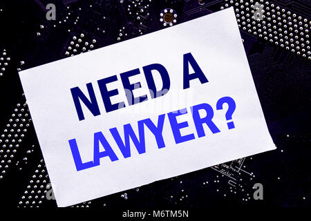 Texte manuscrit montrant Besoin d'un avocat. Concept d'affaires pour aider la justice plaidoyer écrit sur collant, ordinateur principal du conseil d'arrière-plan. Banque D'Images