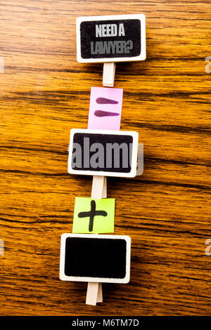 Texte manuscrit montrant Besoin d'un avocat. Concept d'affaires pour aider la justice plaidoyer écrit sur fond de bois, signe de l'équation avec plus. Pour yo Banque D'Images