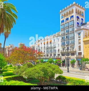 Séville, Espagne - Juin 08, 2017 : rues du centre-ville de Séville - la ville est la capitale et la plus grande ville de la communauté autonome d'Andalousie et Banque D'Images