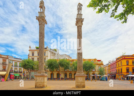 Séville, Espagne - Juin 08, 2017 Colonne : Alameda de Hercules, au centre-ville de la ville - Séville est la plus grande ville de la communauté autonome d'Andal Banque D'Images