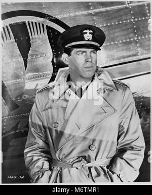 Fred MacMurray, demi-longueur Portrait publicitaire pour le film, 'pratiquement vôtre', Paramount Pictures, 1944 Banque D'Images