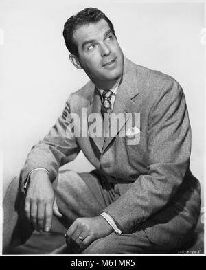 Fred MacMurray, Assis Portrait publicitaire pour le film, 'Suddenly c'est le printemps", Paramount Pictures, 1946 Banque D'Images