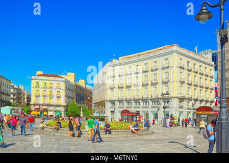 Madrid, Espagne - 06 juin 2017 : Grande belle place Puerta del Sol à Madrid, avec les touristes et les gens sur elle. Banque D'Images