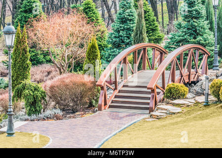 Paysage d'été ensoleillée avec un chemin de terre le long du champ. Épillets de blé mûr le long de la route. Horizon. Une pile de foin. La perspective. Banque D'Images