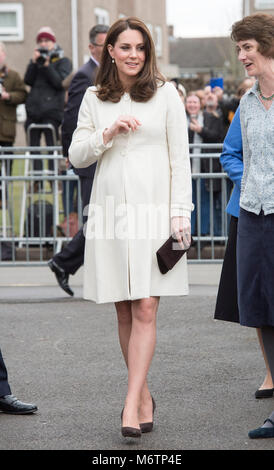 La duchesse de Cambridge arrive pour une visite à l'école primaire de Pegasus Oxford pour en savoir plus sur les travaux de l'organisme de bienfaisance des liens familiaux. Banque D'Images