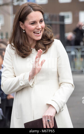 La duchesse de Cambridge arrive pour une visite à l'école primaire de Pegasus Oxford pour en savoir plus sur les travaux de l'organisme de bienfaisance des liens familiaux. Banque D'Images