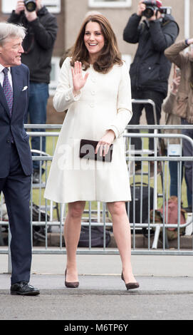 La duchesse de Cambridge arrive pour une visite à l'école primaire de Pegasus Oxford pour en savoir plus sur les travaux de l'organisme de bienfaisance des liens familiaux. Banque D'Images