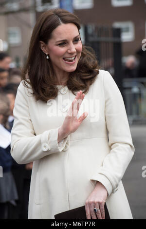 La duchesse de Cambridge arrive pour une visite à l'école primaire de Pegasus Oxford pour en savoir plus sur les travaux de l'organisme de bienfaisance des liens familiaux. Banque D'Images