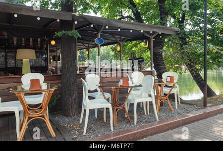 Les tables de café en plein air près de l'étang Banque D'Images