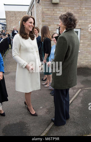 La duchesse de Cambridge parle avec Rosalind Portman fiduciaire fondateur de la charité des liens familiaux au cours d'une visite à l'école primaire de Pegasus Oxford pour en savoir plus sur le travail de l'organisme de bienfaisance. Banque D'Images