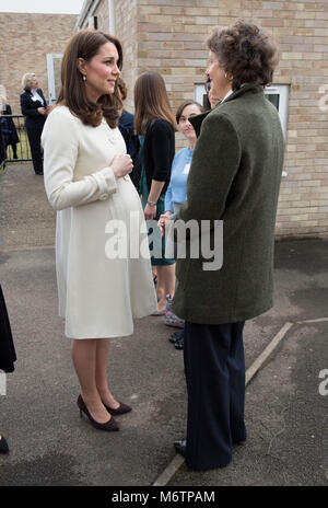 La duchesse de Cambridge parle avec Rosalind Portman fiduciaire fondateur de la charité des liens familiaux au cours d'une visite à l'école primaire de Pegasus Oxford pour en savoir plus sur le travail de l'organisme de bienfaisance. Banque D'Images