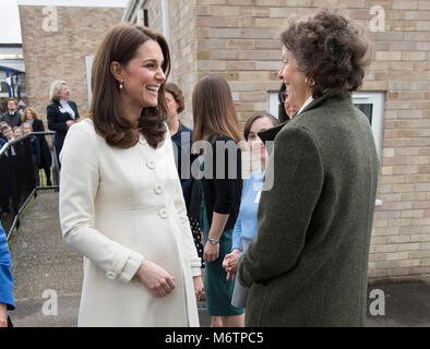 La duchesse de Cambridge parle avec Rosalind Portman fiduciaire fondateur de la charité des liens familiaux au cours d'une visite à l'école primaire de Pegasus Oxford pour en savoir plus sur le travail de l'organisme de bienfaisance. Banque D'Images